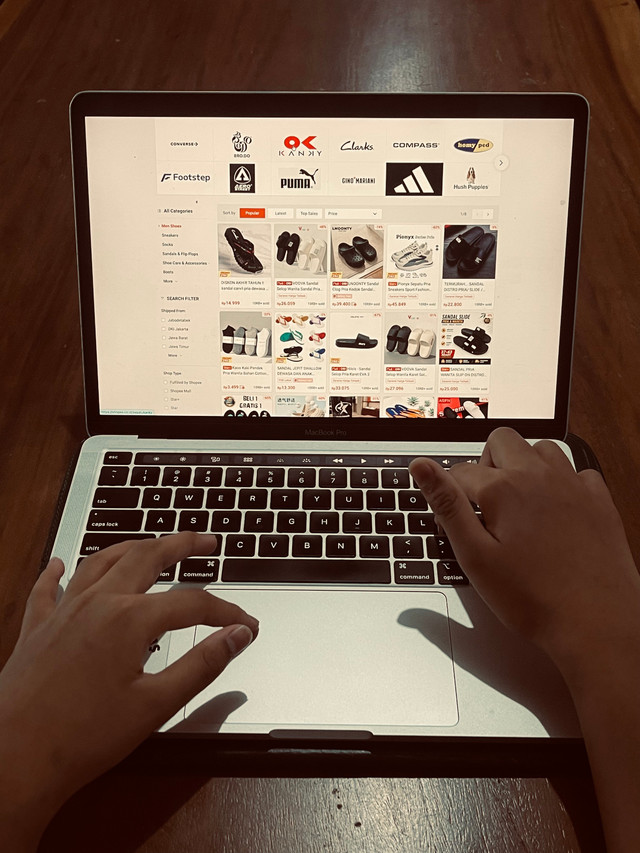 Di balik jutaan transaksi yang berlangsung setiap hari di marketplace, pemerintah mulai menerapkan mekanisme baru pemungutan pajak mulai 1 Agustus 2026. Bagi sebagian penjual online, kebijakan ini memunculkan pertanyaan: apakah menjadi beban baru atau justru penyederhanaan administrasi perpajakan? Sumber: Dokumentasi Pribadi