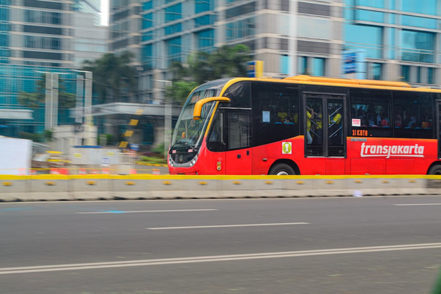 Ilustrasi bus Open Dining TransJakarta. Foto: Unsplash.com/Alfandri Fitrahadi