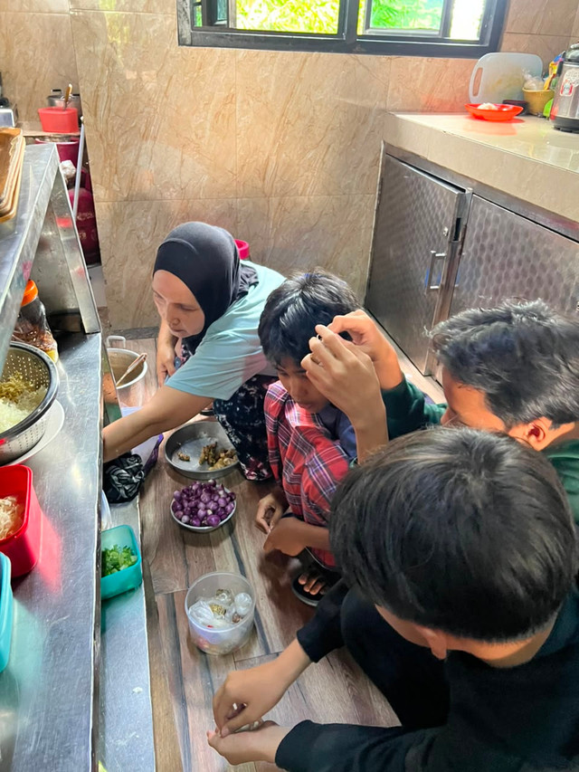ilustrasi belajar meracik soto kuning legendaris pelita desa