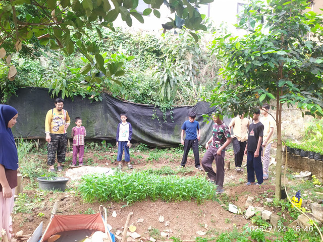 dokumentasi santri memanen sayur-sayuran di kemang bogor