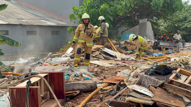 Kebakaran tumpukan sampah di Jalan Penggilingan Baru, Kelurahan Dukuh, Kecamatan Kramat Jati, Jakarta Timur, Minggu (2/8/2026). Foto: Rayyan Farhansyah/kumparan