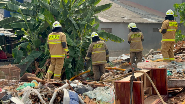 Kebakaran tumpukan sampah di Jalan Penggilingan Baru, Kelurahan Dukuh, Kecamatan Kramat Jati, Jakarta Timur, Minggu (2/8/2026). Foto: Rayyan Farhansyah/kumparan
