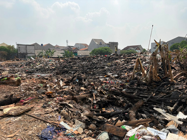 Kebakaran tumpukan sampah di Jalan Penggilingan Baru, Kelurahan Dukuh, Kecamatan Kramat Jati, Jakarta Timur, Minggu (2/8/2026). Foto: Rayyan Farhansyah/kumparan