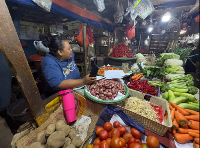 Pedagang sayuran di Pasar Tebet Timur, Jakarta Selatan. Foto: Argya D. Maheswara/kumparan