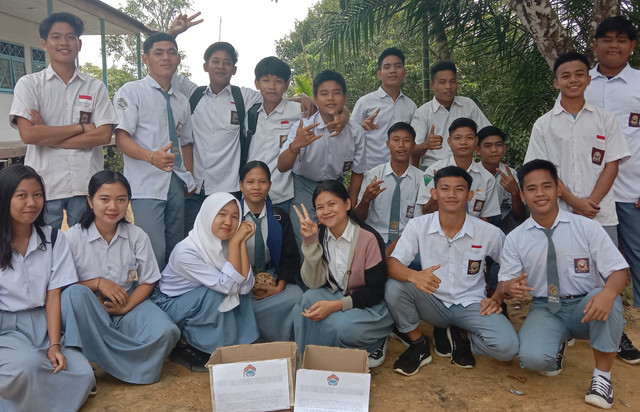 siswa SMAN 1 Seribu Rian melakukan aksi pengumpulan dana untuk korban kebarakan (dok.pribadi)