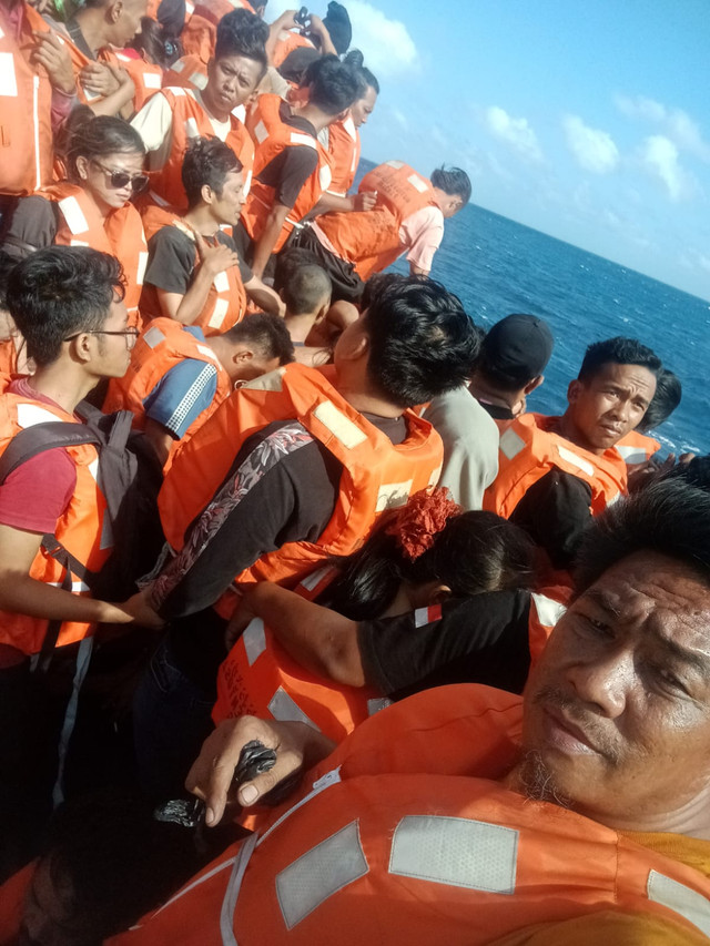 Sejumlah awak kapal mengevakuasi saat kecelakaan kapal KM Sentosa 2. Foto: Dok. Basarnas