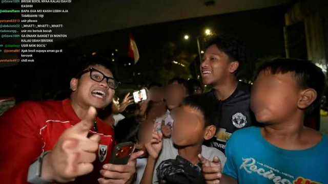Tangkapan layar saat Bigmo mengajak anak di bawah umur mempromosikan liquid vape saat live streaming youtube. Foto: YouTube/ Niceguymo