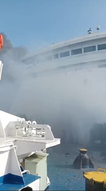 Kapal KM Sentosa 2 terbakar di tengah laut. Foto: Dok. Basarnas