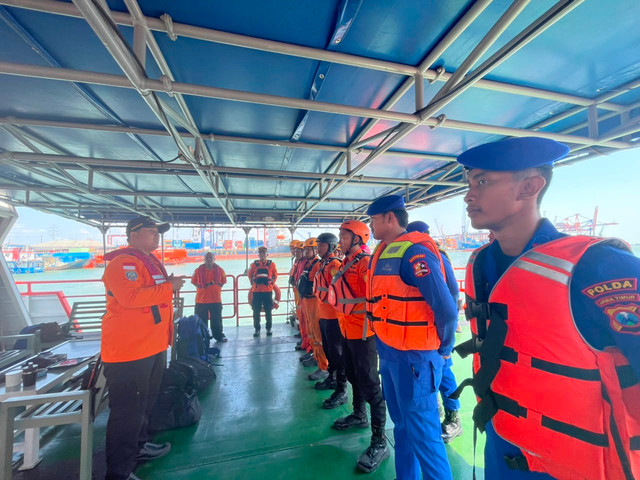 Petugas SAR diberangkatkan evakuasi kebakaran Kapal Penumpang Mutiara Santosa 2 di perairan utara Sumenep, Madura, Minggu (2/8/2026). Foto: Dok. Kantor SAR Surabaya