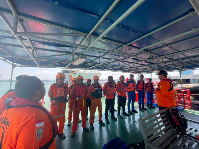 Petugas SAR diberangkatkan evakuasi kebakaran Kapal Penumpang Mutiara Santosa 2 di perairan utara Sumenep, Madura, Minggu (2/8/2026). Foto: Dok. Kantor SAR Surabaya