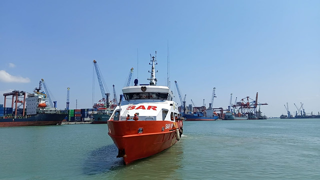 Petugas SAR diberangkatkan evakuasi kebakaran Kapal Penumpang Mutiara Santosa 2 di perairan utara Sumenep, Madura, Minggu (2/8/2026). Foto: Dok. Kantor SAR Surabaya