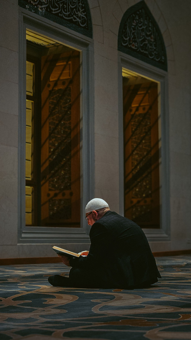 Seorang Muslim Mengaji Al-Quran di Masjid Potret by Pexels