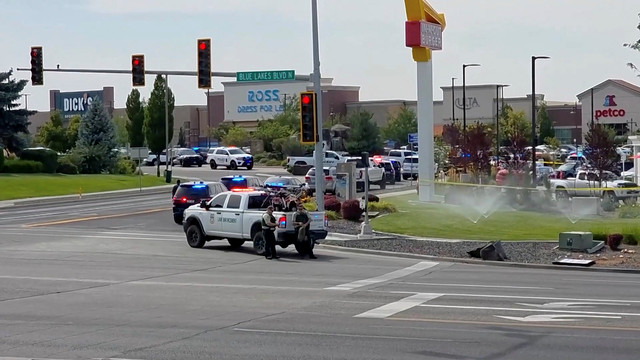 Sejumlah mobil polisi berada di lokasi insiden penembakan fatal di Twin Falls, Idaho, AS, Sabtu (1/8/2026). Foto: ABC AFFILIATE KIVI/Handout via REUTERS