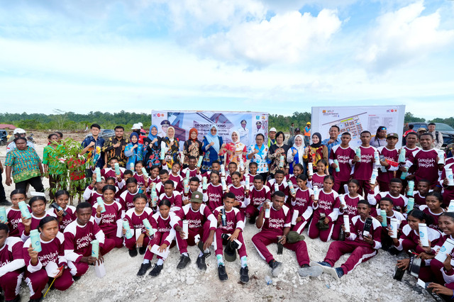 Ketum TP PKK Tri Tito Karnavian salurkan bantuan kepada siswa dan guru Sekolah Rakyat di Biak Numfor, Papua, Sabtu (1/8/2026). Foto: Dok. Kemendagri