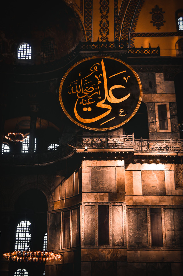 Kaligrafi di Sebuah Masjid Foto by Pexels
