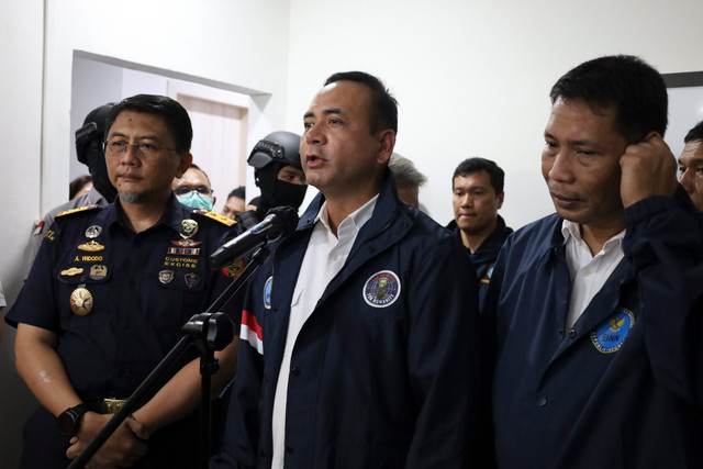 Deputi Pemberantasan BNN RI Irjen Pol Aswin Sipayung (tengah) saat pengungkapan penyelundupan Eromidate di Batam oleh BNN. Foto: Dok. BNN