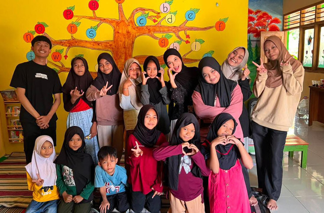 KKN UIN Sunan Ampel Surabaya Sulap Ruang Kosong Sekolah Menjadi Pojok Literasi