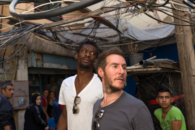 Personel trip-hop Inggris Massive Attack, Robert "3D" del Naja (tengah-kanan) dan Grantley "Daddy G" Marshall (tengah-kiri), mengunjungi kamp pengungsi Palestina Burj al-Barajneh di selatan Beirut, Lebanon (28/7/2014), demi solidaritas Palestina. Foto: MAYA HAUTEFEUILLE/AFP