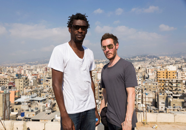 Anggota grup trip-hop asal Inggris Massive Attack, Robert "3D" del Naja (kanan) dan Grantley "Daddy G" Marshall (kiri), berfoto saat mengunjungi kamp pengungsi Palestina Burj al-Barajneh di selatan Beirut, Lebanon, Senin (28/7/2014), untuk Palestina. Foto: MAYA HAUTEFEUILLE/AFP