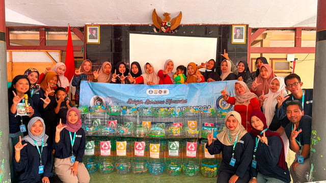 Foto Bersama Kegiatan LESTARI Beserta Hasil Karya Ibu-Ibu dan Mahasiswa (Foto: Tim BBK 8 UNAIR Gondoruso II)