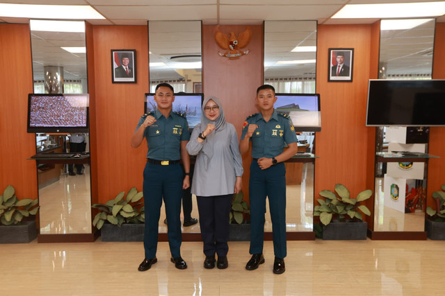 Letda Laut (P) Muhammad Rizqi Wira Utama Baihaqi Putra (kiri) dan Letda (Mar) Fikri Bima Herdian Useng (kanan) saat bertemu Bupati Banyuwngai Ipuk Fiestiandani di Lounge Pelayanan Publik Pemkab Banyuwangi, Sabtu (1/8/2026). Foto: Dok. Istimewa