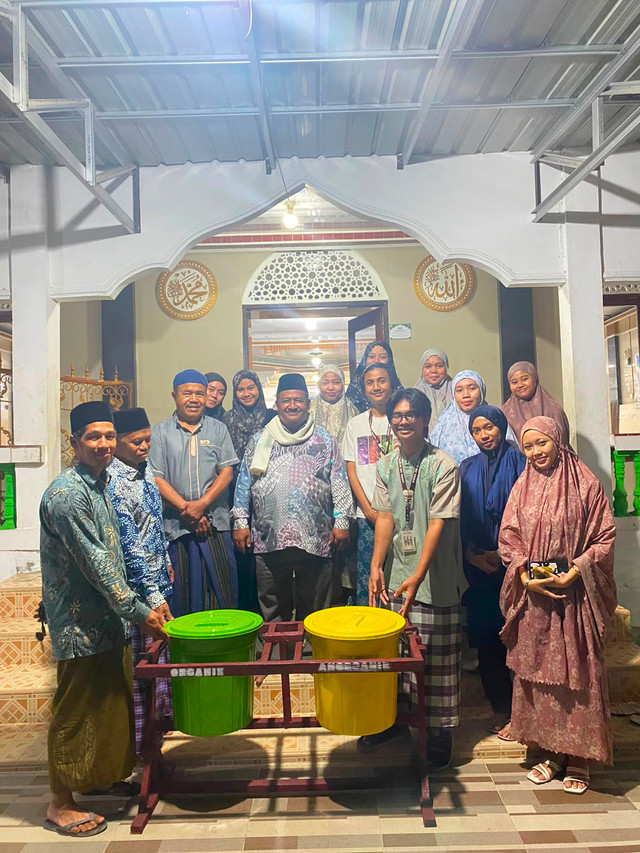 KKN UNP Sediakan TPS dan Plang Larangan Buang Sampah di Nagari Sako Pasia Talang