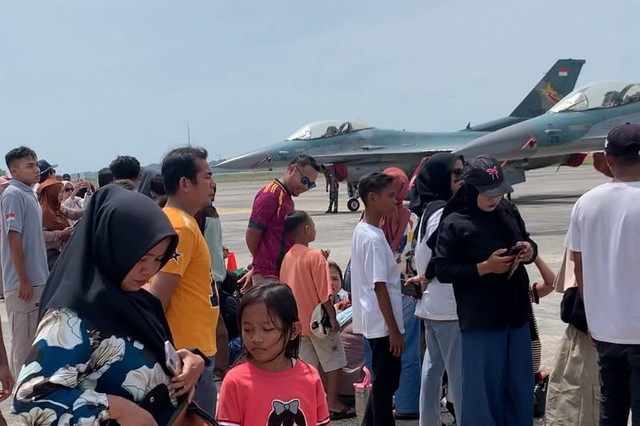 Warga melihat pesawat tempur F16 Fighting Falcon saat Open Base TNI AU di Bandara Hang Nadim, Batam, Kepulauan Riau, Minggu (2/8/2026). Foto: Dok. Istimewa