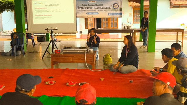 Sosialisasi dan Demonstrasi Pembuatan Briket oleh Mahasiswa/i BBK 8 UNAIR