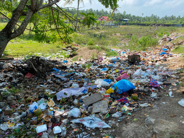 Tumpukan sampah di sekitar kawasan Kampung Nelayan Merah Putih, Nagari Ketaping, Kabupaten Padang Pariaman. Foto: Dokumentasi Penulis.