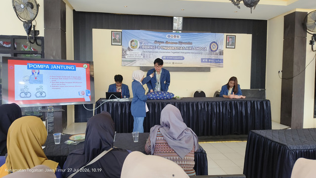 Jason Oktavian, Mahasiswa BBK 8 UNAIR sedang menjelaskan prosedur pompa Jantung (Foto : Tim BBK 8 Tamansari)