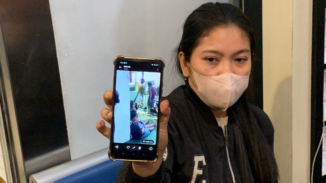 Devi, perempuan warga Gresik menunggu kabar suaminya, Deni Tristiawan (35), salah satu penumpang KM Mutiara Sentosa 2 di Pelabuhan Tanjung Perak, Minggu (2/8/2026). Foto: Farusma Okta Verdian/kumparan