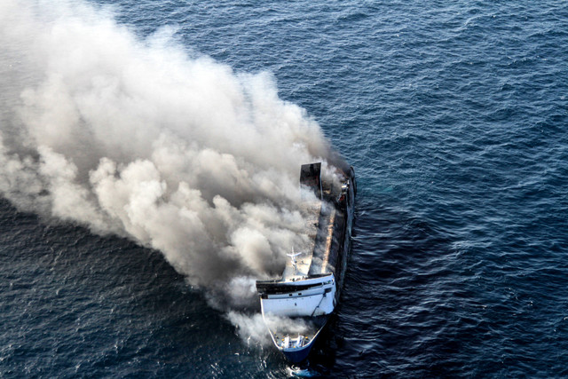 Kapal Mutiara Sentosa 2 terbakar di perairan Sumenep, Jawa Timur, Minggu (2/8/2026).  Foto: Umarul Faruq/ANTARA FOTO