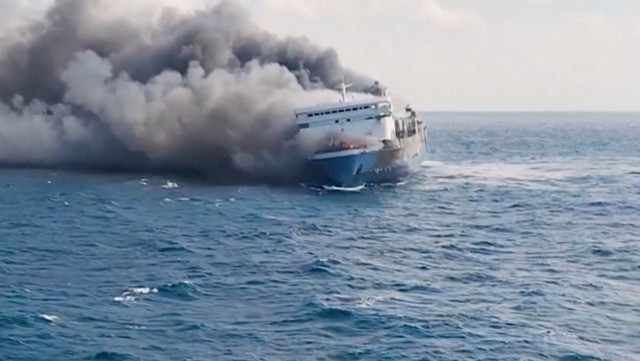 Kapal Mutiara Sentosa 2 terbakar di perairan Sumenep, Jawa Timur, Minggu (2/8/2026).  Foto: Basarnas/via REUTERS