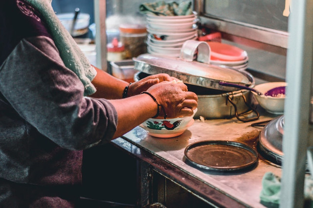 Ilustrasi Sejarah Bubur Pedas, Foto:Unsplash/Misbahul Aulia