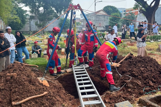 Proses pemakaman jenazah obesitas di Kedoya Selatan, Kebon Jeruk, Jakarta Barat, Minggu (2/8/2026). Foto: Damkar Jakarta Barat