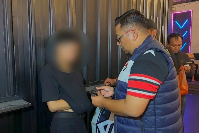 Polisi mengungkap dugaan peredaran narkotika yang dikemas dalam cartridge vape di HW Helen's Night Mart Jalan Setia Budi, Medan Sung, Sabtu (1/8/2026). Foto: Polrestabes Medan