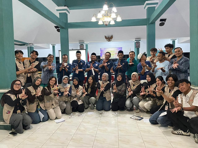 Foto Bersama Kelompok FBD 25 dengan Karang Taruna Atmadipta Desa Sananrejo