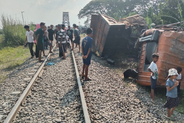 Sebuah dump truk tertemper Kereta Api Putri Deli di Lingkungan Pasiran, Kelurahan Simpang Tiga Pekan, Kecamatan Perbaungan, Kabupaten Serdang Bedagai, Sumatra Utara, Minggu (2/8/2026). Foto: Dok. Istimewa
