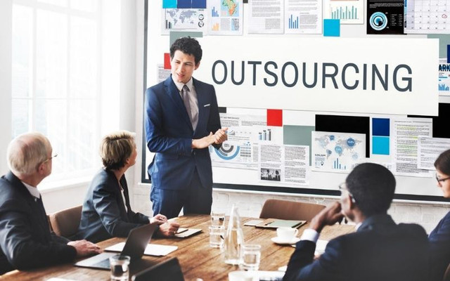 Ilustrasi outsourcing. (Referensi: runsystem.id)