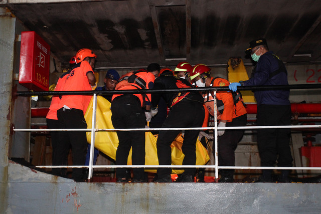 Sejumlah petugas mengangkat kantong berisi jenazah korban kebakaran KM Mutiara Sentosa II setibanya di Dermaga Jamrud Utara, Pelabuhan Tanjung Perak, Surabaya, Jawa Timur, Senin (3/8/2026). Foto: ANTARA FOTO/Didik Suhartono