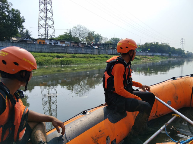 Tim SAR melakukan pencarian remaja tenggelam di Jakarta Barat, Senin (3/8). Foto: Dok. SAR
