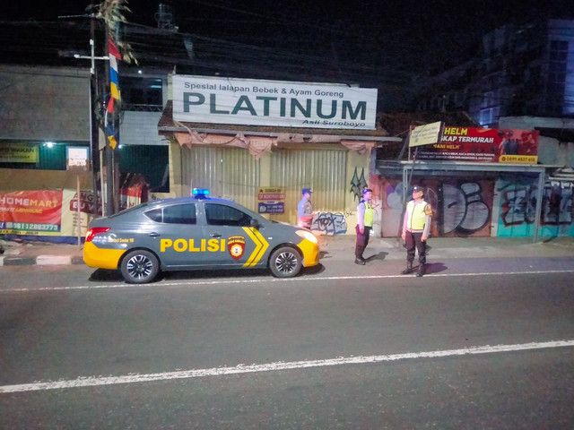 Polisi di TKP pelajar ditembak peluru gotri yang diduga berasal dari airsoft gun di Jalan Laksda Adisucipto, Kalongan, Maguwoharjo, Kapanewon Depok, Sleman. Foto: Dok. Polresta Sleman