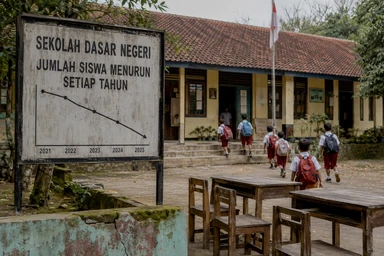 Ilustrasi Sebuah SD Negeri yang siswanya terus berkurang. DOk: AI