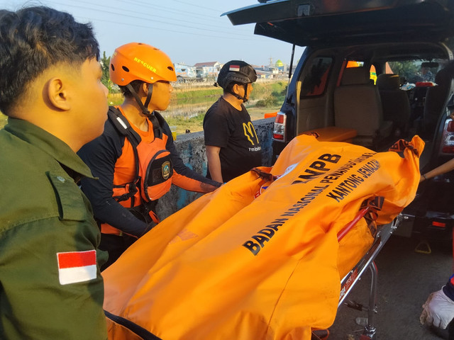 Tim SAR mengevakuasi jenazah remaja yang tenggelam di kali Banjir Kanal Barat, Jakarta, Senin (3/8). Foto: Dok. SAR