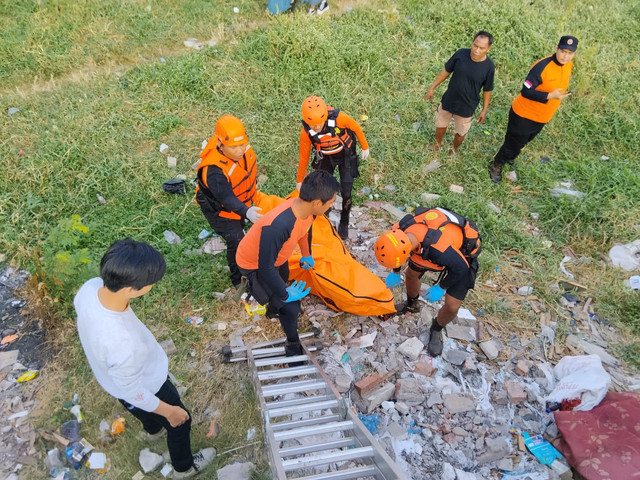 Tim SAR mengevakuasi jenazah remaja yang tenggelam di kali Banjir Kanal Barat, Jakarta, Senin (3/8). Foto: Dok. SAR