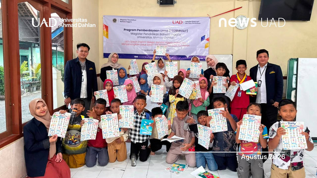 Mahasiswa MPBI Universitas Ahmad Dahlan (UAD) edukasi santri TPA Sidikan bahasa Inggris (Foto. Tim Prodamat MPBI UAD)