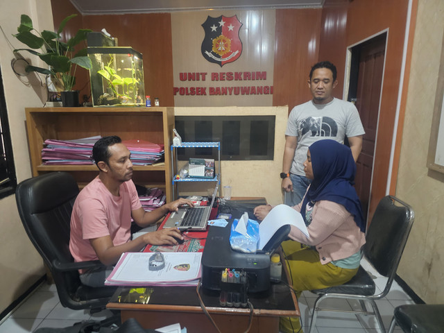 Pelaku M (34) saat diperiksa Polsek Banyuwangi terkait kasus pencurian pada Minggu (2/8). Foto: Dok. Istimewa