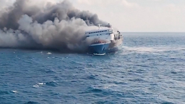 Kepulan asap membubung dari sebuah feri yang terbakar di lepas pantai Pulau Madura, Indonesia, menurut pernyataan Badan Pencarian dan Penyelamatan Indonesia, dalam tangkapan layar yang diperoleh dari sebuah video, Provinsi Jawa Timur, Indonesia, 2/8. Foto: BASARNAS/Handout via REUTERS