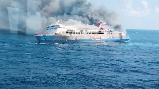Kepulan asap membubung dari sebuah feri yang terbakar di lepas pantai Pulau Madura, Indonesia, menurut pernyataan Badan Pencarian dan Penyelamatan Indonesia, dalam tangkapan layar yang diperoleh dari sebuah video, Provinsi Jawa Timur, Indonesia, 2/8. Foto: BASARNAS/Handout via REUTERS