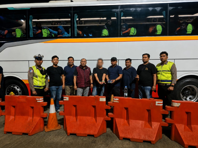 Polisi menangkap kondektur bus yang nyambi jadi kurir narkoba, pada Senin (3/7). Foto: Dok. Istimewa